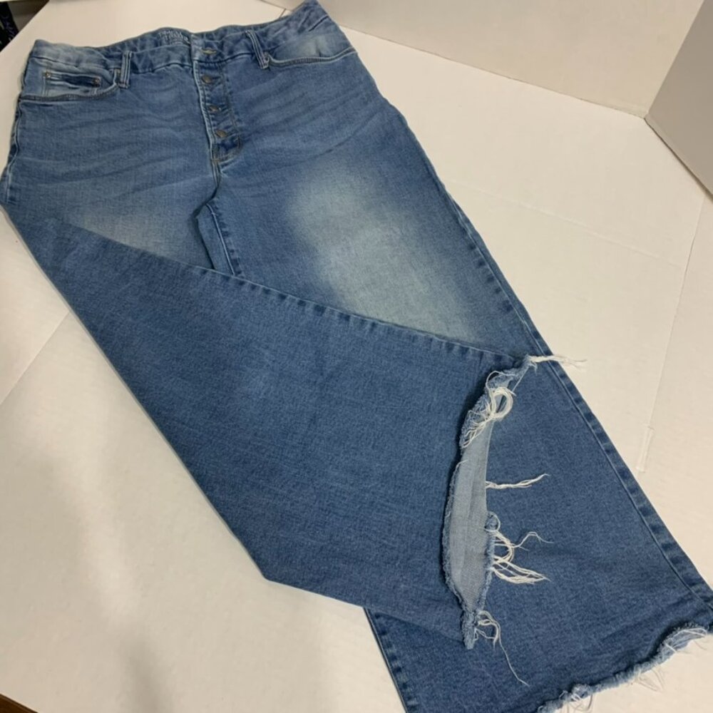Time and Tru Womens Size 12 Button Distressed Jeans Short - Picture 3 of 9